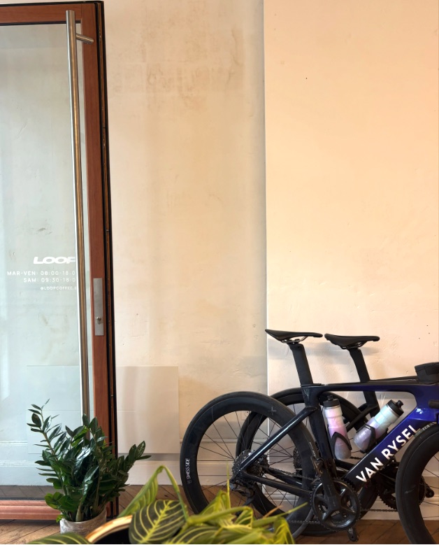 Vélo de route dans l'ancien atelier