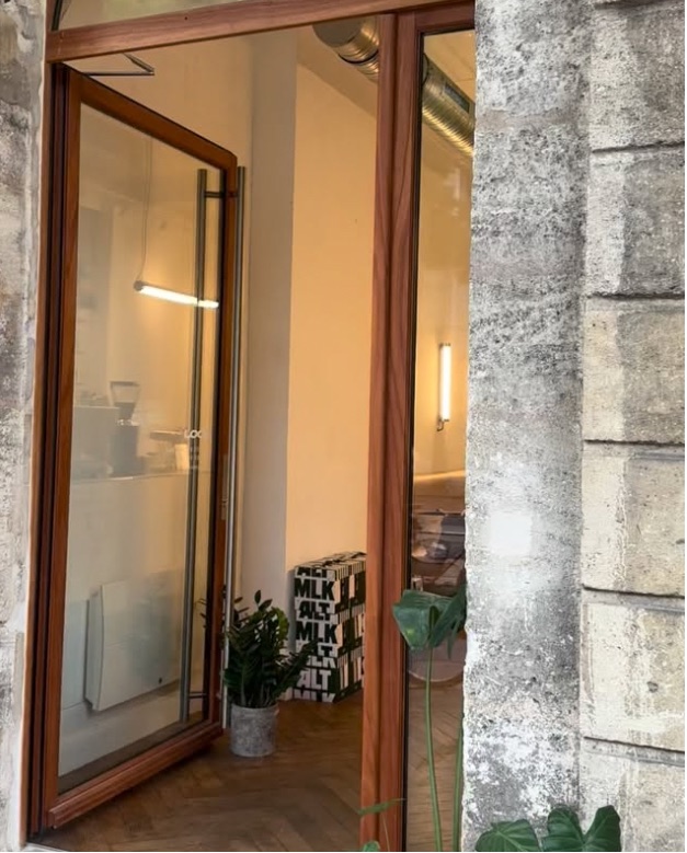 Porte en bois et parquet en chevrons